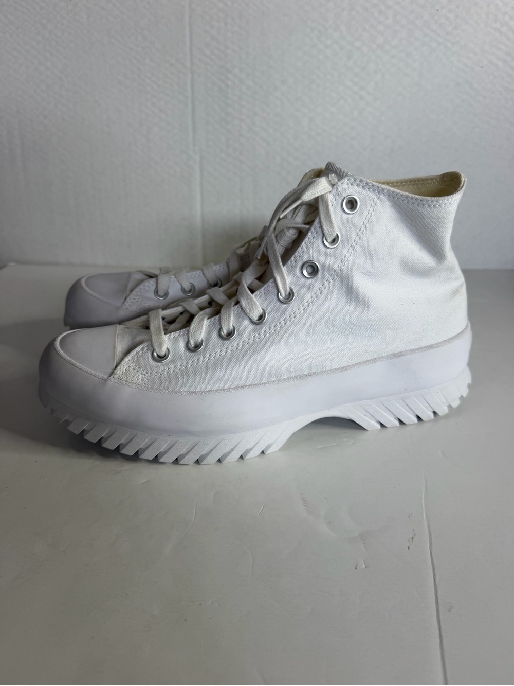 Converse Unisex CTAS Lugged 2.0 Leather White Sneakers M 9.5/ W 11.5